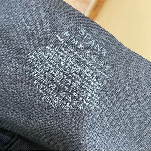 SPANX CAMO LEGGINGS IN GRAY AND BLACK - Picture 3 of 3